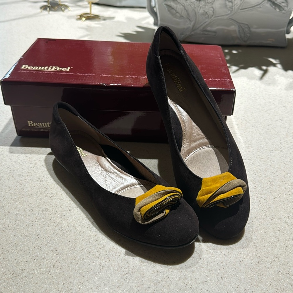 Beautiful brown suede flats